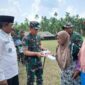 Mayjen TNI Ujang Darwis  bersama Bupati Tanjab Barat H Anwar Sadat menyerahkan Kunci Rumah kepada penerima bantuan Program TMMD (LT)