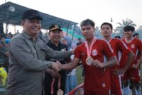 Wakil Bupati Tanjab Barat Katamso didampingi Hamdani berikan ucapan selamat kepada pemenang (Pro)