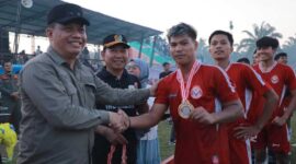 Wakil Bupati Tanjab Barat Katamso didampingi Hamdani berikan ucapan selamat kepada pemenang (Pro)