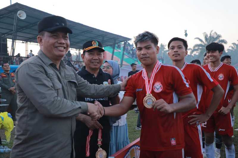 Wakil Bupati Tanjab Barat Katamso didampingi Hamdani berikan ucapan selamat kepada pemenang (Pro)