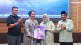 Bupati Tanjab Barat Anwar Sadat dan Ketua TP-PKK Jamu Pangkobagwilhan I Letjen TNI Kunto Aeief Wibisono dan Istri (Pro)