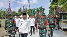 Bupati Tanjab Barat Anwar Sadat bersama Pangdam II/Swj Mayjen Ujang Darwis, Danrem 042/Gapu Brigjen TNI Heri Purwanto, Dandim 0419/Tanjab Letkol Arm Dwi Sutaryo saat penutupan TMMD ke-124 (LT)