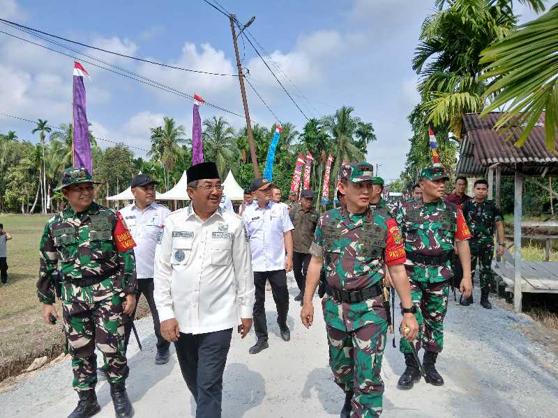 Bupati Tanjab Barat Anwar Sadat bersama Pangdam II/Swj Mayjen Ujang Darwis, Danrem 042/Gapu Brigjen TNI Heri Purwanto, Dandim 0419/Tanjab Letkol Arm Dwi Sutaryo saat penutupan TMMD ke-124 (LT)