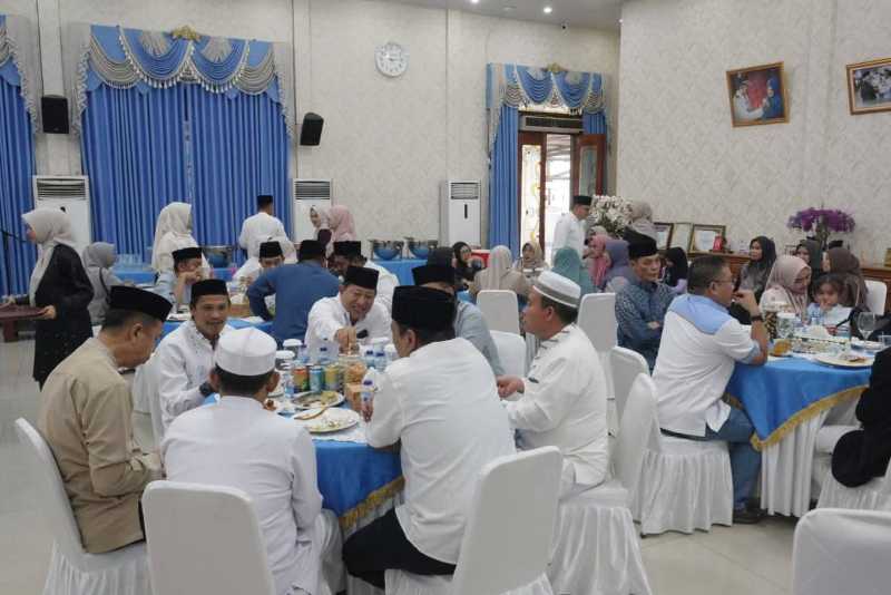 Kegiatan open house di Rumah Jabatan Bupati Tanjab Barat. (Pro)