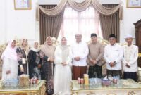 Wabup Katamso dan Istri foto bersama tamu yang datang bersilaturrahmi (Pro)