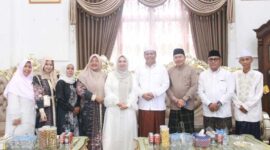 Wabup Katamso dan Istri foto bersama tamu yang datang bersilaturrahmi (Pro)