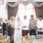 Wabup Katamso dan Istri foto bersama tamu yang datang bersilaturrahmi (Pro)