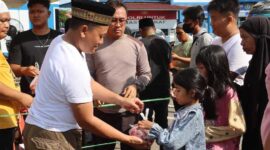 Kapolres Tanjab Barat AKBP Agung Basuki bagikan Daging Kurban ke Warga (Humas)