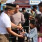 Kapolres Tanjab Barat AKBP Agung Basuki bagikan Daging Kurban ke Warga (Humas)