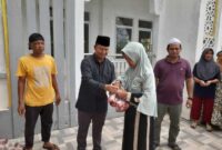 Dandim 0419/Tanjab Letkol Arm Dwi Sutaryo Bagikan Daging Kurban Kepada Warga (Pentjb)