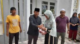Dandim 0419/Tanjab Letkol Arm Dwi Sutaryo Bagikan Daging Kurban Kepada Warga (Pentjb)