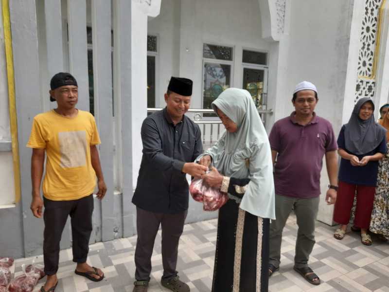 Dandim 0419/Tanjab Letkol Arm Dwi Sutaryo Bagikan Daging Kurban Kepada Warga (Pentjb)