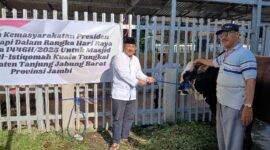 Bupati Tanjab Barat Anwar Sadat secara simbolis menyerahkan bantuan kemasyarakatan ke panitia kurban di Masjid Al-Istikomah Kuala Tungkal (LT)