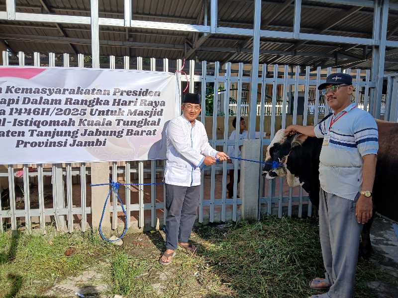 Bupati Tanjab Barat Anwar Sadat secara simbolis menyerahkan bantuan kemasyarakatan ke panitia kurban di Masjid Al-Istikomah Kuala Tungkal (LT)