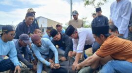 Bupati Anwar Sadat menyembelih Hewan Kurban Salah Satu OPD (LT)