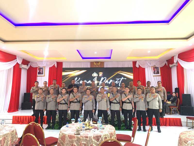 Kasat Polairud dan Kasat Lantas Yang lama dan Baru Foto Bersama Kapolres AKBP Agung Basuki, Waka Polres Kompol Johan Christy Silaen, PJU serta Kapolsek Jajaran (Humas)