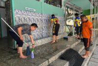 Kasi Propam Polres Tanjab Barat IPTU Hendri dan Personil Gotong Royong membersihkan Tempat Wudhu serta Toilet Masjid Raya Al-Muttaqin Kuala Tungkal (Humas)