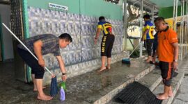 Kasi Propam Polres Tanjab Barat IPTU Hendri dan Personil Gotong Royong membersihkan Tempat Wudhu serta Toilet Masjid Raya Al-Muttaqin Kuala Tungkal (Humas)