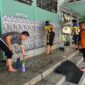 Kasi Propam Polres Tanjab Barat IPTU Hendri dan Personil Gotong Royong membersihkan Tempat Wudhu serta Toilet Masjid Raya Al-Muttaqin Kuala Tungkal (Humas)