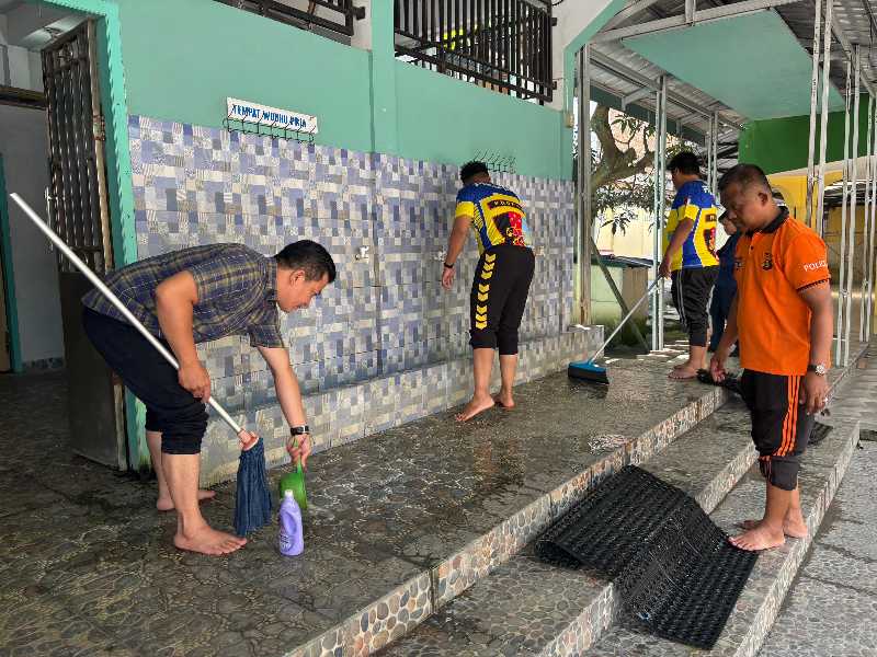 Kasi Propam Polres Tanjab Barat IPTU Hendri dan Personil Gotong Royong membersihkan Tempat Wudhu serta Toilet Masjid Raya Al-Muttaqin Kuala Tungkal (Humas)