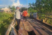 Wakil Bupati Tanjab Barat Katamso Tinjau Perbaikan Jembatan (Pro)