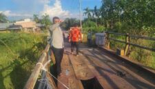 Wakil Bupati Tanjab Barat Katamso Tinjau Perbaikan Jembatan (Pro)