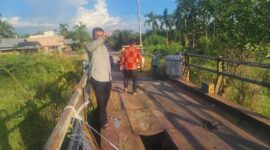 Wakil Bupati Tanjab Barat Katamso Tinjau Perbaikan Jembatan (Pro)
