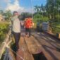 Wakil Bupati Tanjab Barat Katamso Tinjau Perbaikan Jembatan (Pro)