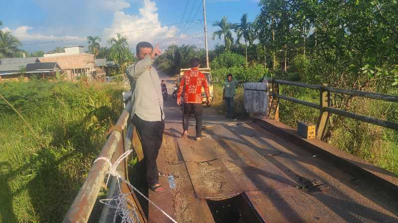 Wakil Bupati Tanjab Barat Katamso Tinjau Perbaikan Jembatan (Pro)