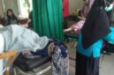 Para korban mendapatkan pertolongan pertama di Puskesmas.