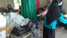 Para korban mendapatkan pertolongan pertama di Puskesmas.
