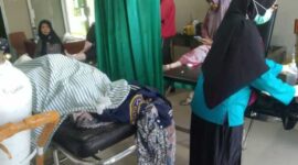 Para korban mendapatkan pertolongan pertama di Puskesmas.