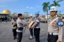Kapolres Tanjab Barat AKBP Agung Basuki, S. I. K., M. M Coret Foto Oknum Anggota Polri PTDH dengan Spidol Tinta Merah (LT)