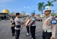 Kapolres Tanjab Barat AKBP Agung Basuki, S. I. K., M. M Coret Foto Oknum Anggota Polri PTDH dengan Spidol Tinta Merah (LT)