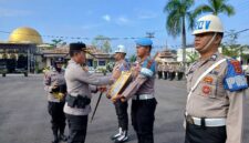 Kapolres Tanjab Barat AKBP Agung Basuki, S. I. K., M. M Coret Foto Oknum Anggota Polri PTDH dengan Spidol Tinta Merah (LT)