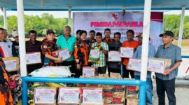 Syufayogi Syaiful bersama Dedi Hadi dan Pengurus MPC PP Tanjab Barat Memberikan Bantuan Dok/MPC PP
