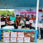 Syufayogi Syaiful bersama Dedi Hadi dan Pengurus MPC PP Tanjab Barat Memberikan Bantuan Dok/MPC PP