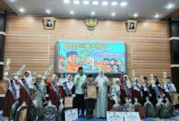 Bupati Tanjab Barat Drs H Anwar Sadat, M. Ag didampingi Bunda PAUD Hj Fadhilah Sadat foto bersama para Juara Lomba Bertutur Tingkat Kabupaten Tanjab Barat 2025 (LT)