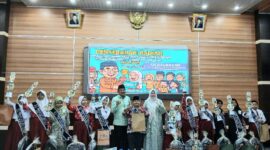 Bupati Tanjab Barat Drs H Anwar Sadat, M. Ag didampingi Bunda PAUD Hj Fadhilah Sadat foto bersama para Juara Lomba Bertutur Tingkat Kabupaten Tanjab Barat 2025 (LT)
