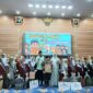 Bupati Tanjab Barat Drs H Anwar Sadat, M. Ag didampingi Bunda PAUD Hj Fadhilah Sadat foto bersama para Juara Lomba Bertutur Tingkat Kabupaten Tanjab Barat 2025 (LT)
