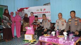 Kapolres Tanjab Barat AKBP Agung Basuki dan PJU serta Pengurus Bhayangkari Saat Anjangsana Bripka Purn Iskandar Sidik (Humas)
