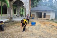 Kapolsek Betara AKP Bambang Soestyo dan Personel Gotong Royong di Masjid At-Taqwa (Humas)