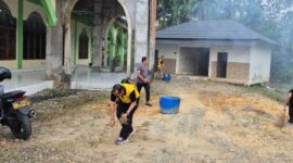 Kapolsek Betara AKP Bambang Soestyo dan Personel Gotong Royong di Masjid At-Taqwa (Humas)