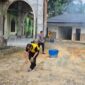 Kapolsek Betara AKP Bambang Soestyo dan Personel Gotong Royong di Masjid At-Taqwa (Humas)