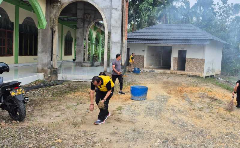 Kapolsek Betara AKP Bambang Soestyo dan Personel Gotong Royong di Masjid At-Taqwa (Humas)
