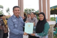 Wabup Katamso menyerahkan Sertifkat PTSL (Pro)