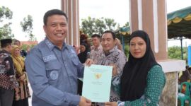 Wabup Katamso menyerahkan Sertifkat PTSL (Pro)