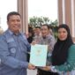 Wabup Katamso menyerahkan Sertifkat PTSL (Pro)