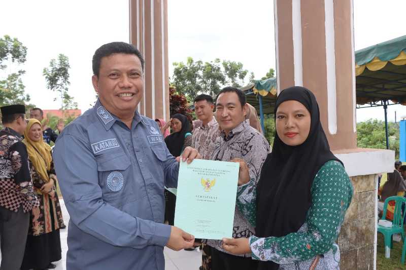 Wabup Katamso menyerahkan Sertifkat PTSL (Pro)