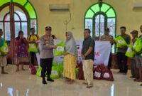 Kapolsek Betara AKP Bambang Soestyo saat menyerahkan Bantuan Sosial (Humas)